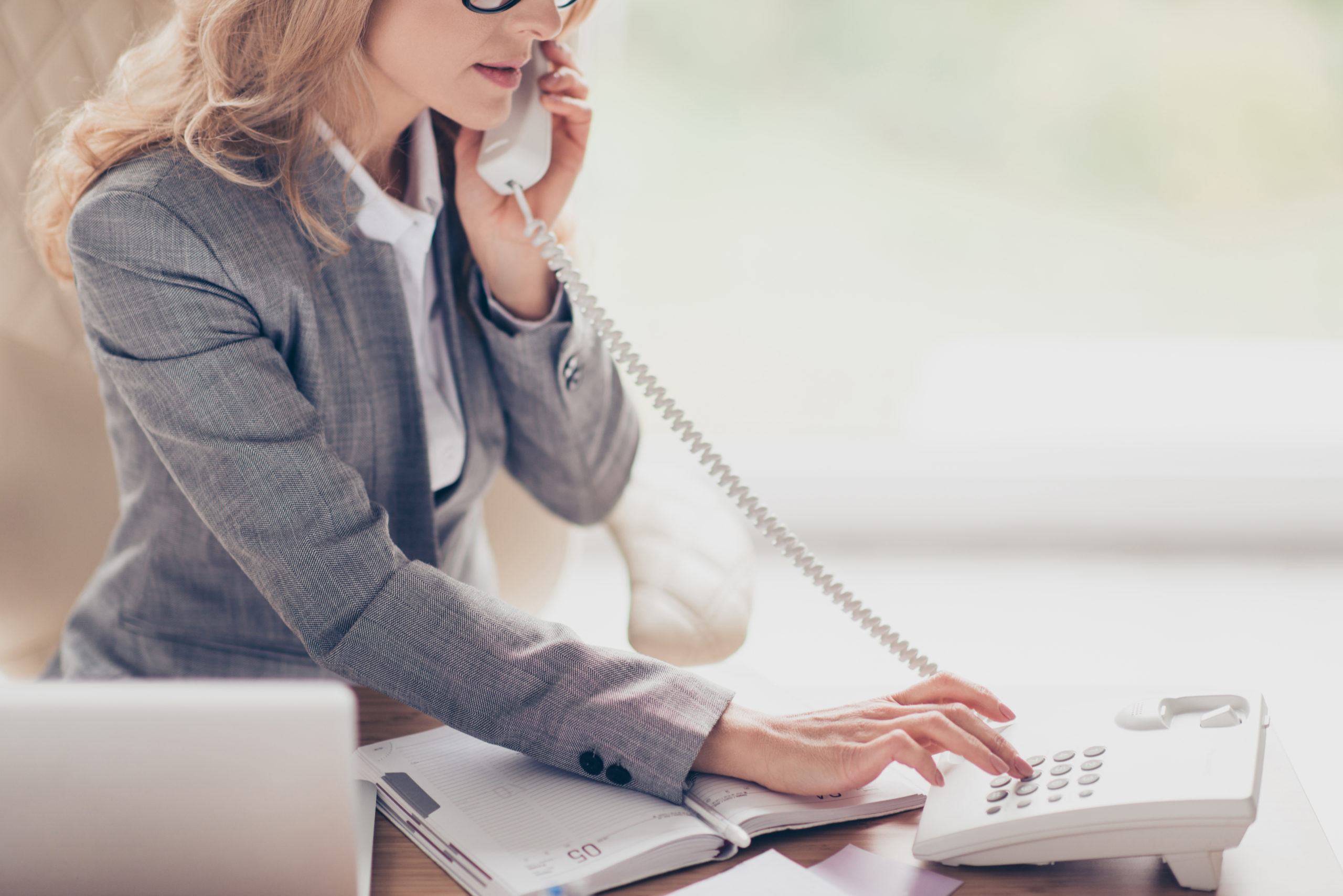 Centrale telefoniczne, centrala telefoniczna kobieta dzwoniąca przez telefon stacjonarny